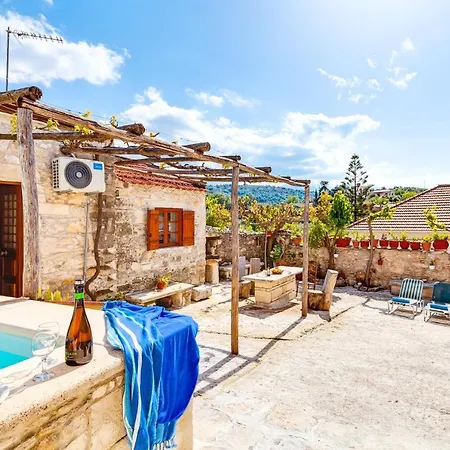 וילה Traditional Vereniki With Heated Pool - By Apokoronas *